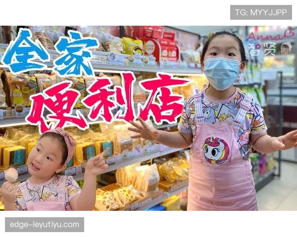林孝埈在便利店门口啃泡面,旁边放着闪到不真实的名牌购物袋 林孝埈在便利店门口啃泡面,旁边放着闪到不真实的名牌购物袋